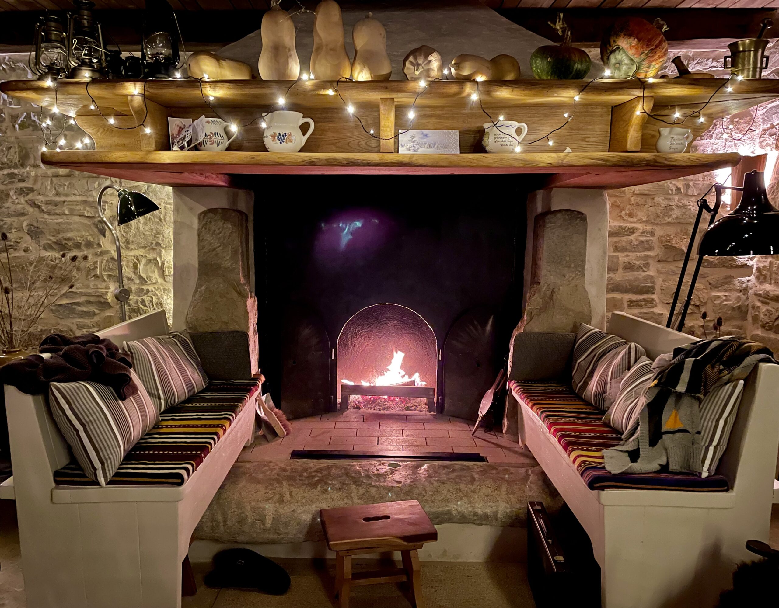 Kuća konoba fireplace
